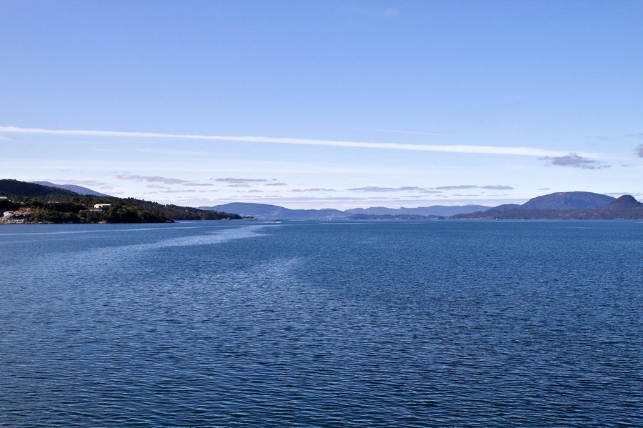 Skånevikfjorden vista dal traghetto tra Skånevik e Utåker, con l'isola di Halsnøy a destra.