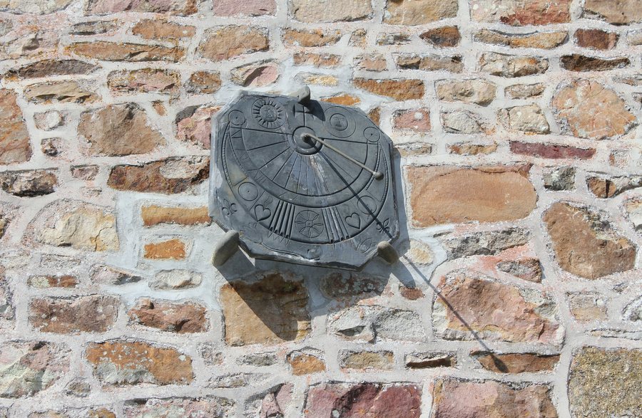 File:Saint-Michel-des-Andaines - Cadran solaire.jpg