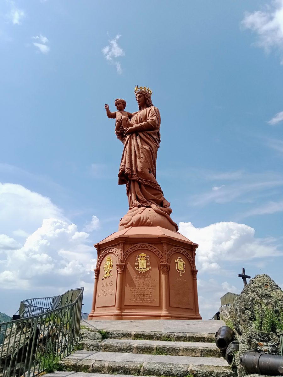 Statue Notre-Dame de France auf dem Rocher Corneille über Le Puy-en-Velay