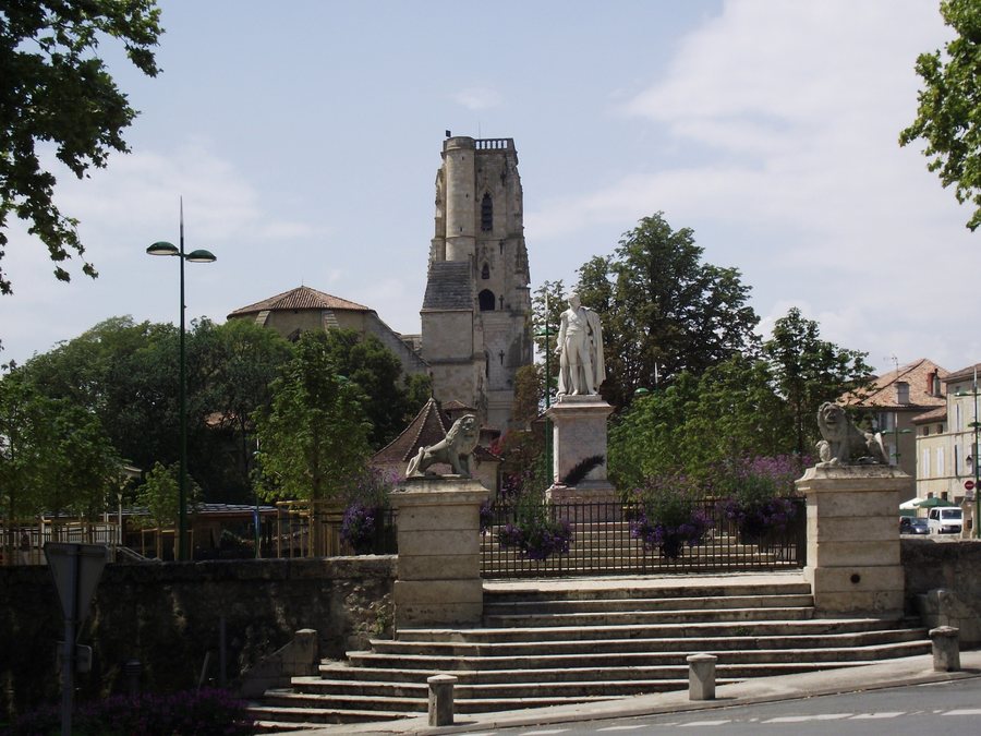 File:Statue du Maréchal Lannes et cathédrale Saint-Gervais-Saint-Protais5 (Lectoure, Gers, France).JPG