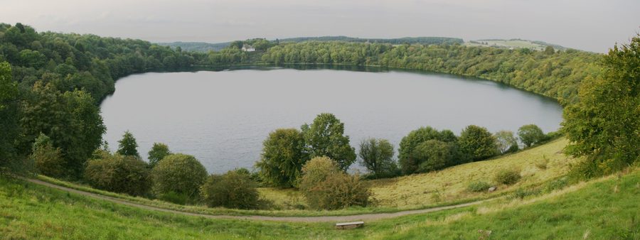 Blick auf das Weinfelder Maar bei Daun in der Vulkaneifel