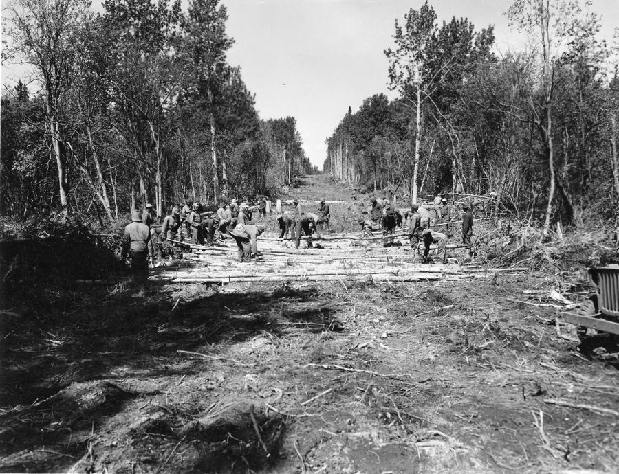 Historische Aufnahme einer im Bau befindlichen Corduroy-Straße des Alaska Highway nahe Charlie Lake im Sektor Fort St. John