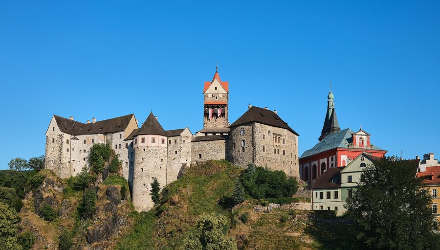 Außenansicht der Burg Loket in Loket, Tschechien