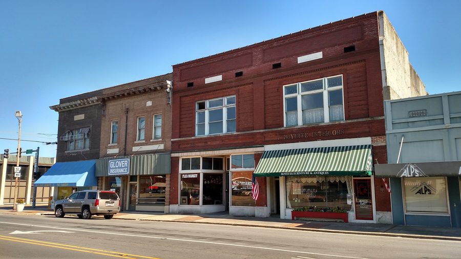 Historische Gebäude und Straße in Downtown Lonoke, Arkansas
