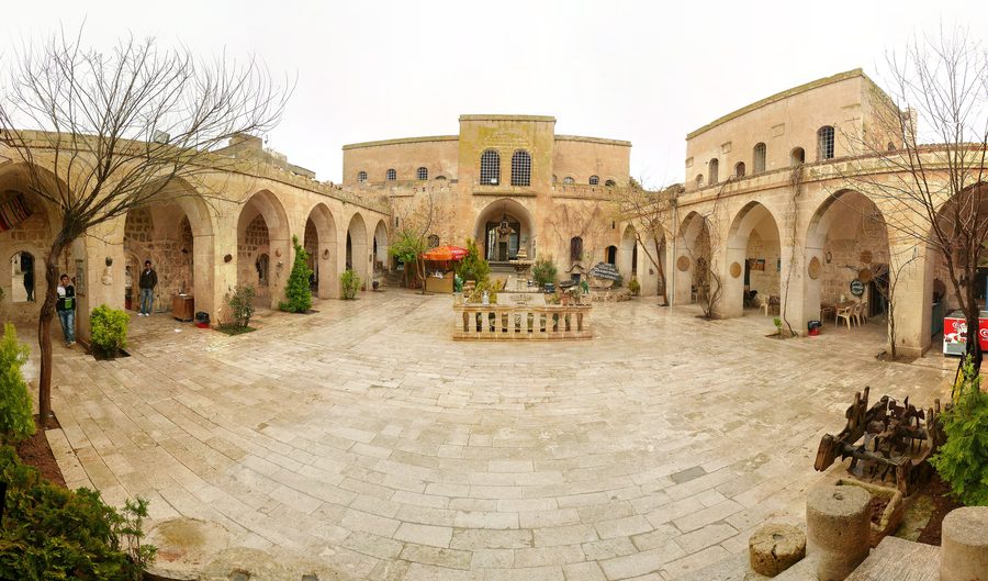 Edificio in pietra del Gelüşke Han a Midyat