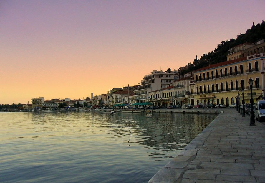 Porto di Gytheio alla luce della sera con barche da pesca e riflessi nell’acqua