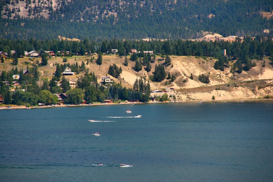 Lake Windermere in British Columbia mit Booten und Berglandschaft