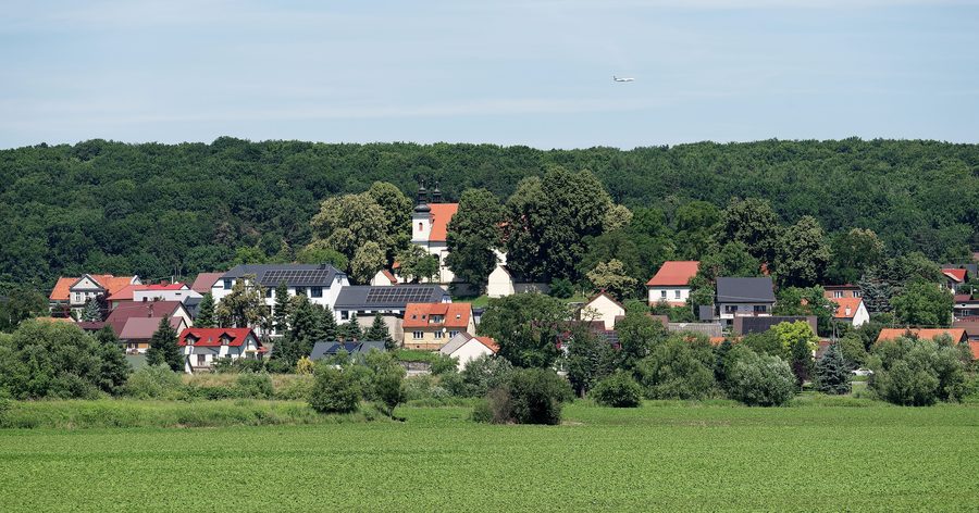 Vista di Czernichów dalla riva opposta della Vistola