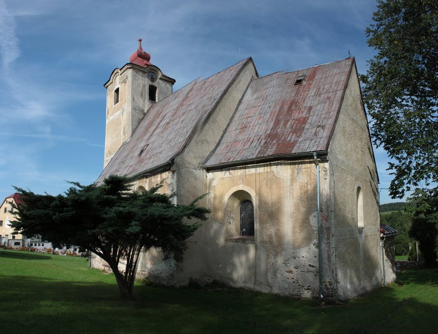 Horní Řasnice mit der örtlichen Kirche