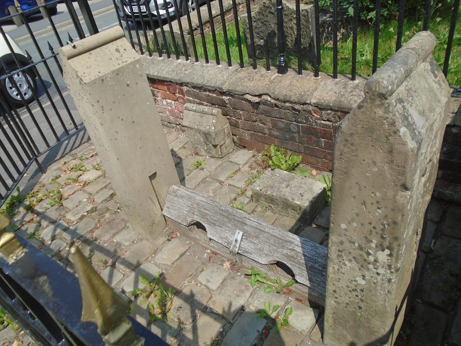 Stocks classificati Grade II presso la St Luke's Church, Lowton