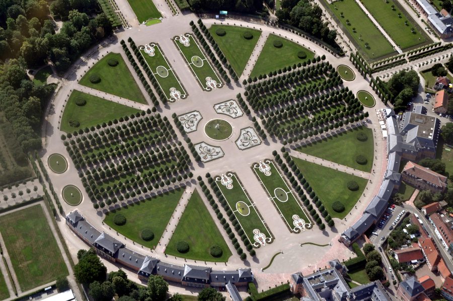 Luftbild des Eingangsbereichs von Schlossgarten und Schloss Schwetzingen