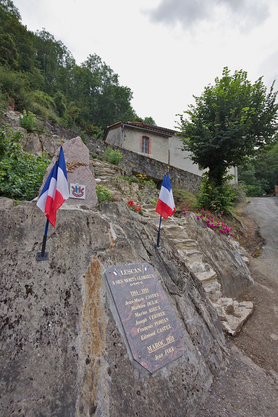 File:War memorial, Luscan, Haute-Garonne, France.jpg