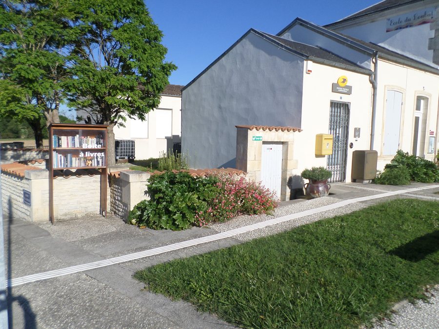 File:Asnières-la-Giraud - La Poste - boîte à livres.jpg
