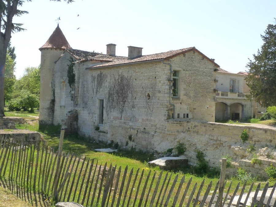 File:Tusson clos1.JPG