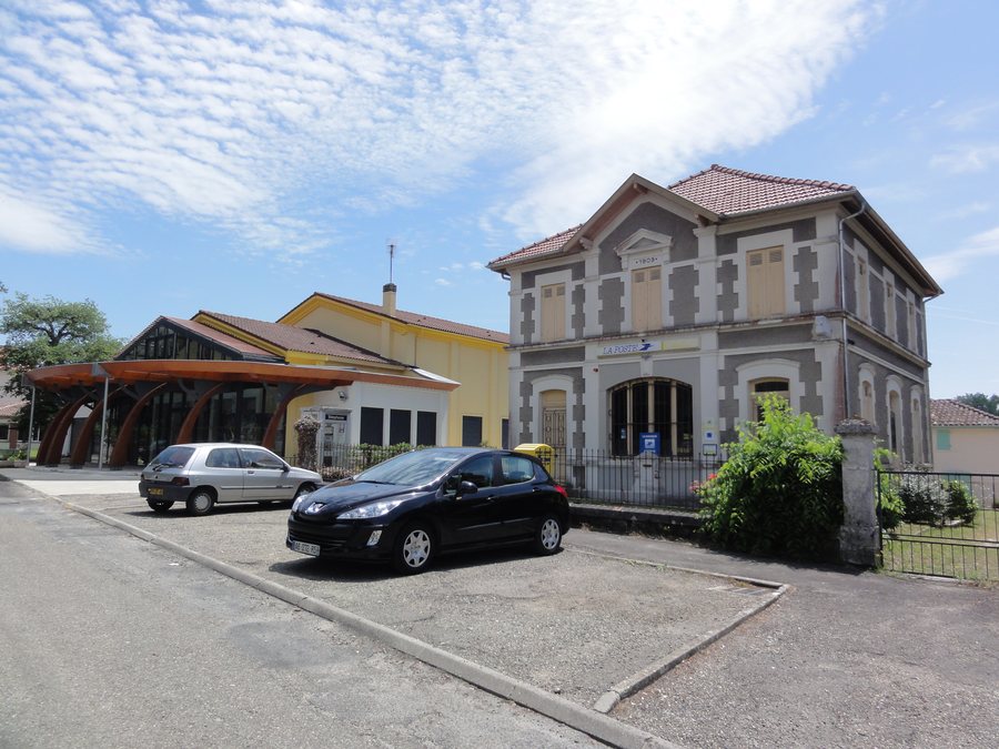 File:Onesse-et-Laharie (Landes) la Poste et le Foyer.JPG