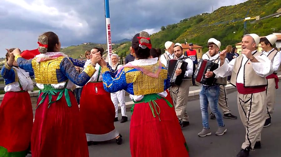Costume arbëreshë di Lungro durante un evento culturale
