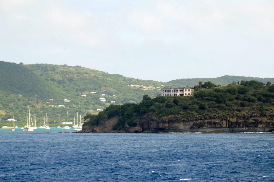Blick über den Falmouth Harbour auf Antigua in Richtung Harbour Hill