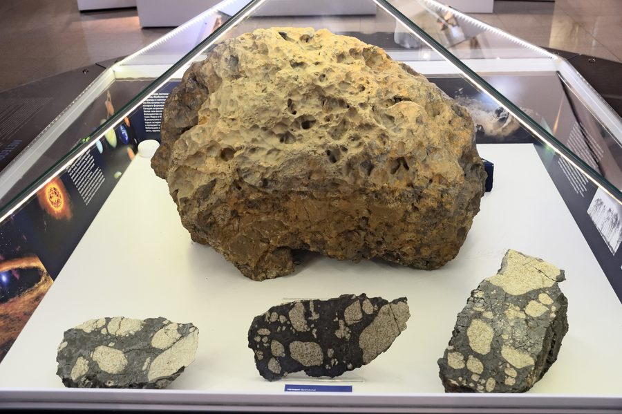 Frammento del meteorite di Čeljabinsk nel Museo di storia degli Urali meridionali
