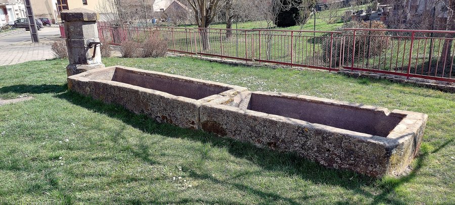 File:Vilsberg fontaine rue principale2.jpg