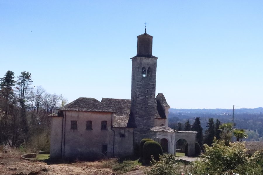 Außenansicht der Kirche Sant'Antonio Abate in Vacciago
