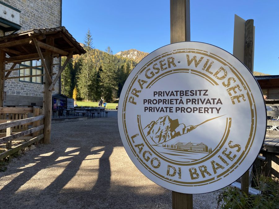 Pragser Wildsee mit bewaldeten Ufern und schroffen Berggipfeln