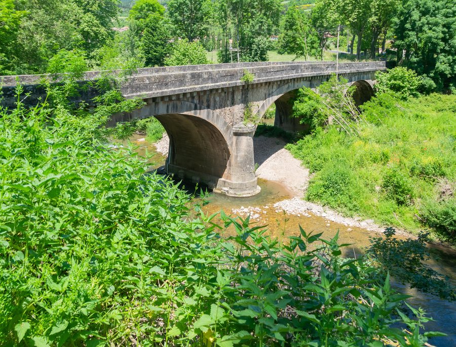 File:Old bridge in Saint-Felix-de-Sorgues 01.jpg