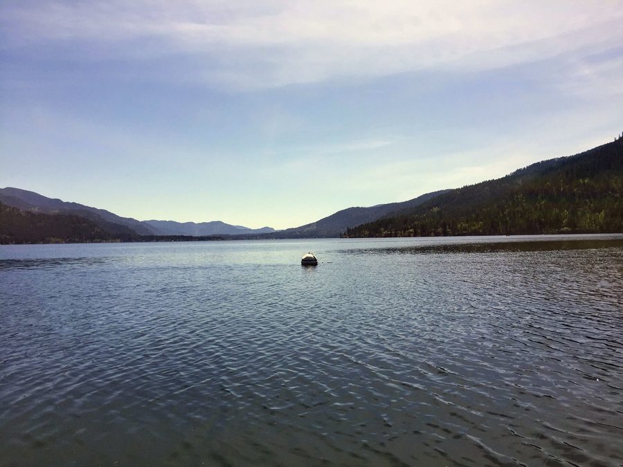 Christina Lake in British Columbia mit bewaldeten Ufern und Berglandschaft