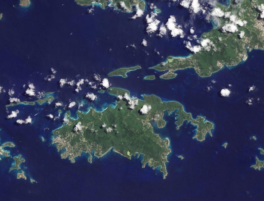 Luftaufnahme von St John auf den United States Virgin Islands mit Küstenlinie und geschützten Landschaftsbereichen