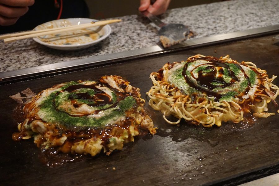 Okonomiyaki su piastra teppan a Osaka