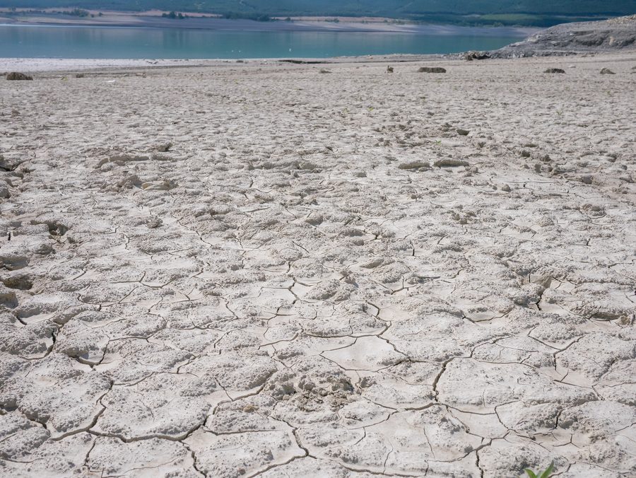 Basso livello dell'acqua nel bacino di Yesa in Aragona, Spagna