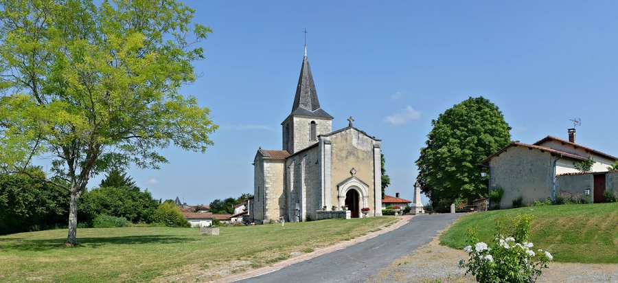 File:Châtignac 16 Église&place 2013.jpg