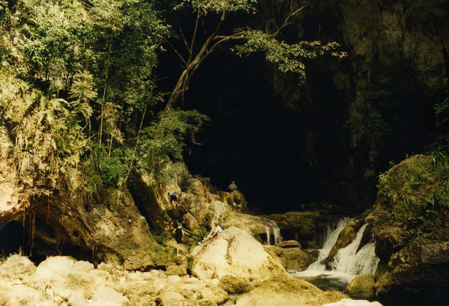Blue Creek westlich von Punta Gorda in Belize, der aus einer großen Höhle fließt