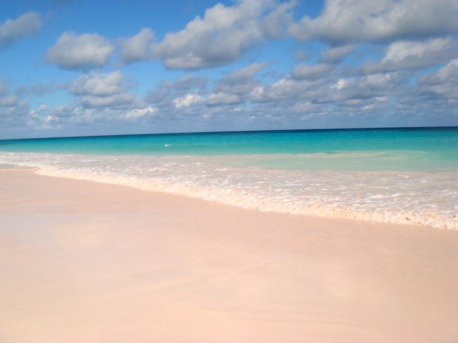 Pink Sands Beach auf Harbour Island mit rosafarbenem Sand und Meer