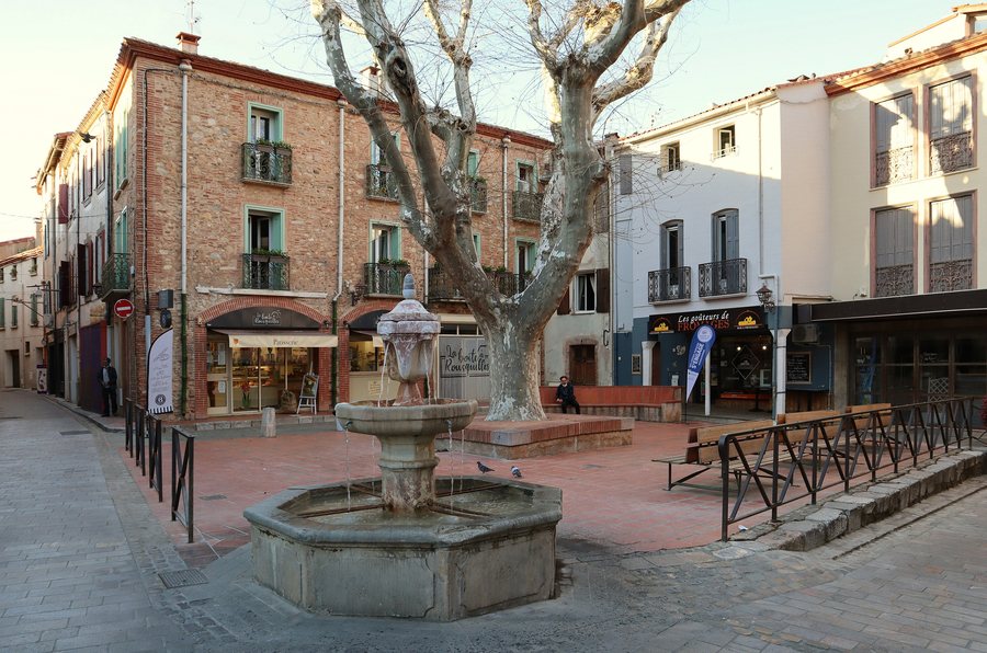 File:Brouilla Place de la République.jpg