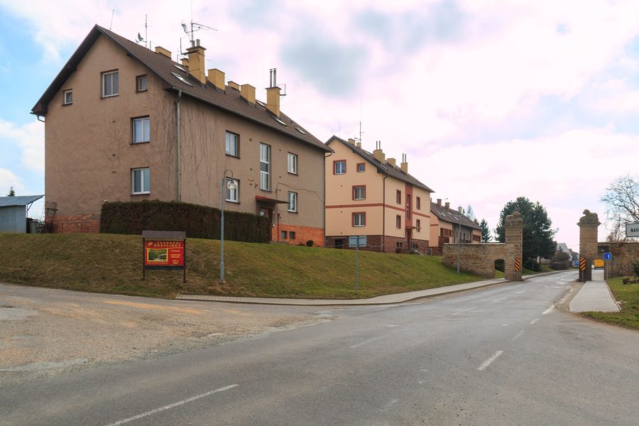Historisches Eingangstor in Nahořany