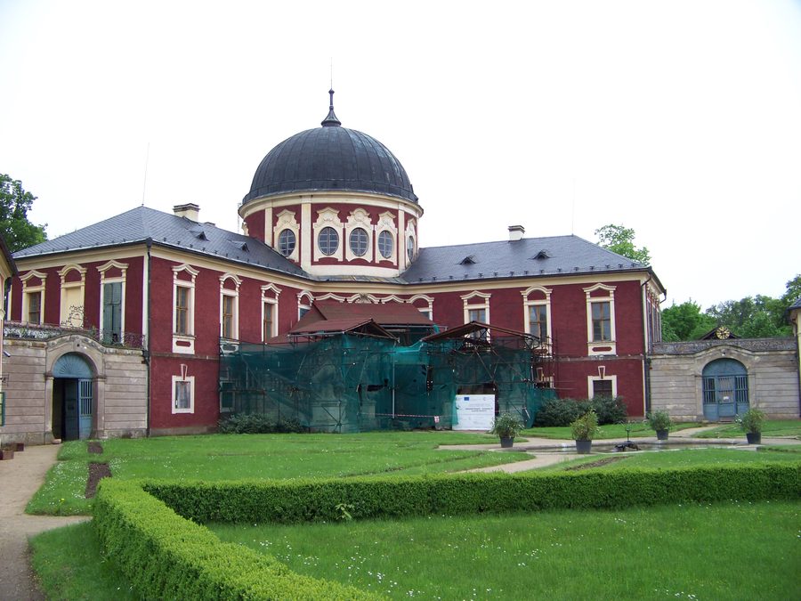 Hauptgebäude von Schloss Veltrusy in Tschechien