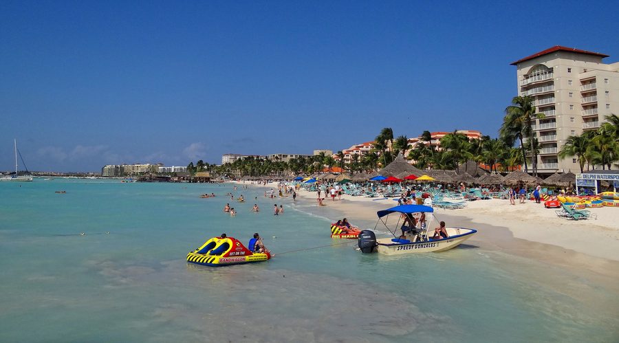 Palm Beach ad Aruba con una vivace zona di spiaggia e hotel