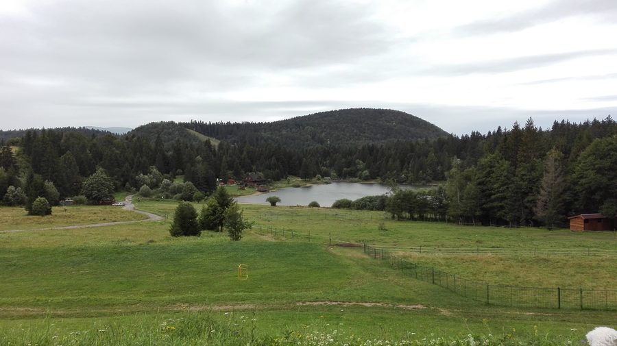 Lago di Krpáčovo circondato da un paesaggio montano