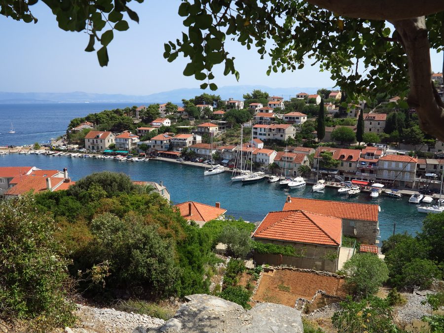 Östliche Seite der Bucht von Stomorska auf Šolta mit Küste und Wasserblick