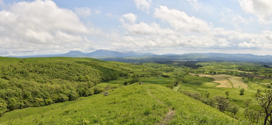 Grüne Hügellandschaft im Aso-Kujū-Nationalpark