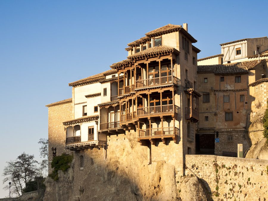 Vista de las famosas Casas Colgadas de Cuenca en Castilla-La Mancha, España.
