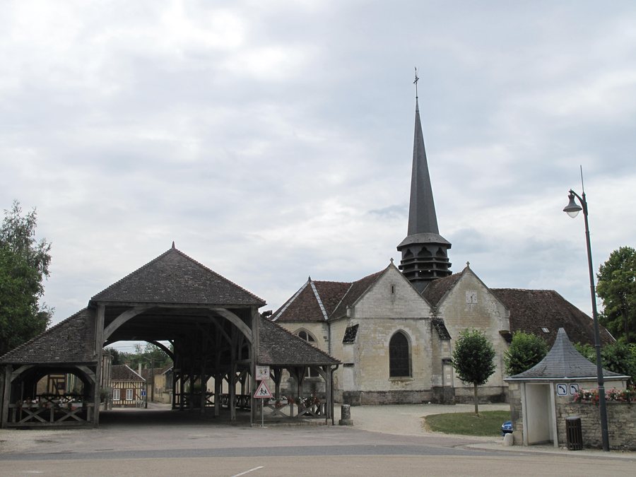 File:Eglise & halle de Lesmont.jpg