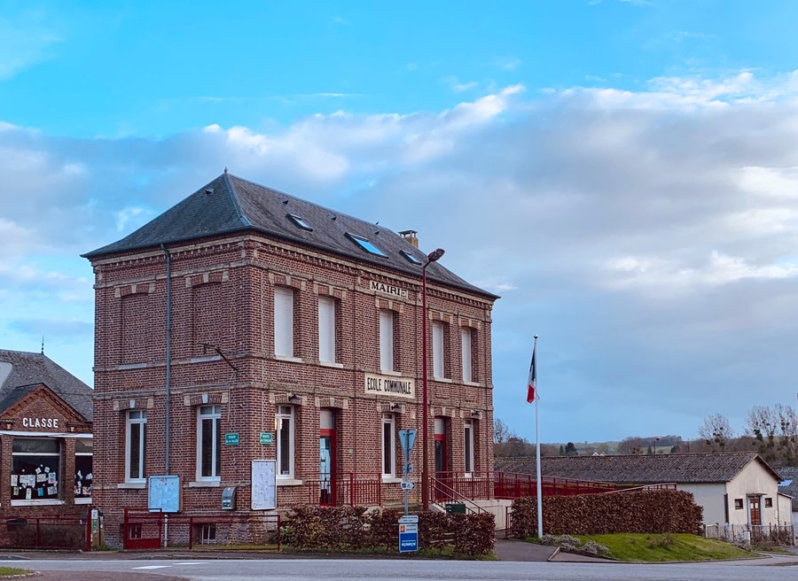 File:Mairie et école de Sainte Beuve en Rivière (Normandio).jpg