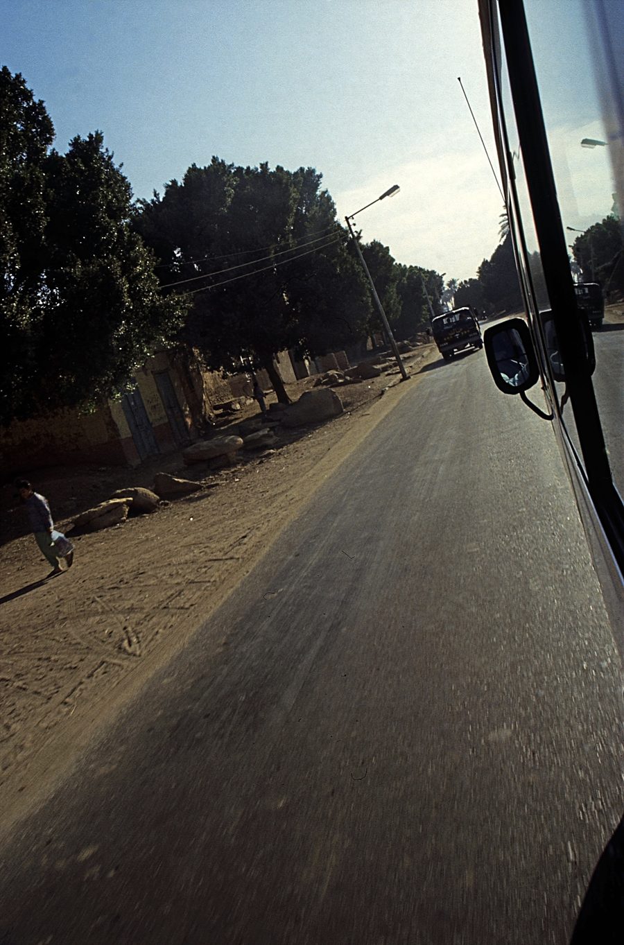 Reste der Sphinxallee in Luxor auf der Fahrt nach Karnak
