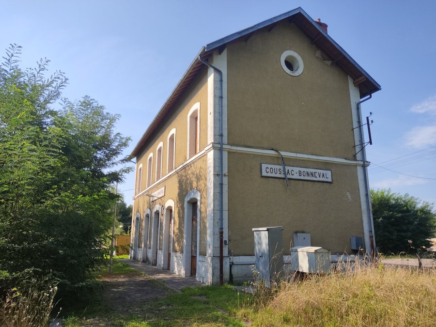 File:Coussac-Bonneval gare 02.jpg