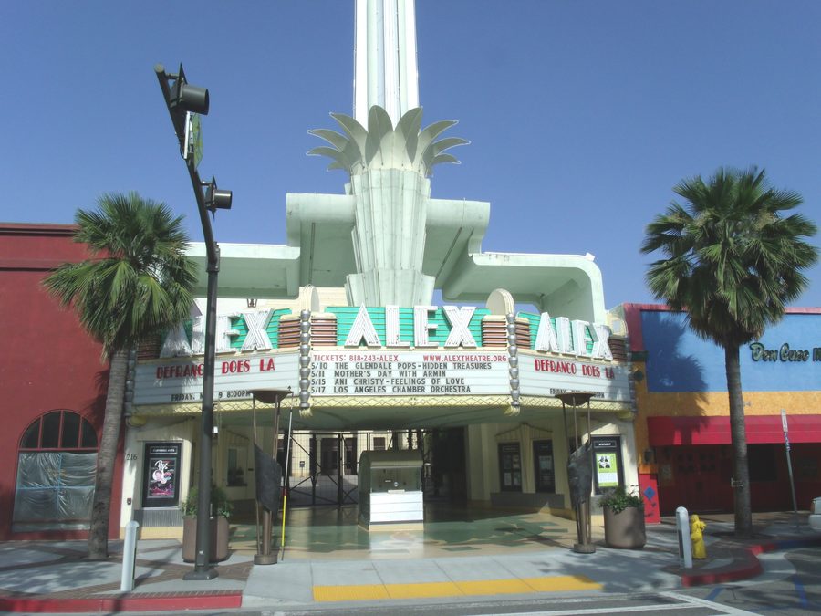 Vista esterna dell’Alex Theatre, costruito nel 1925, a Glendale, California