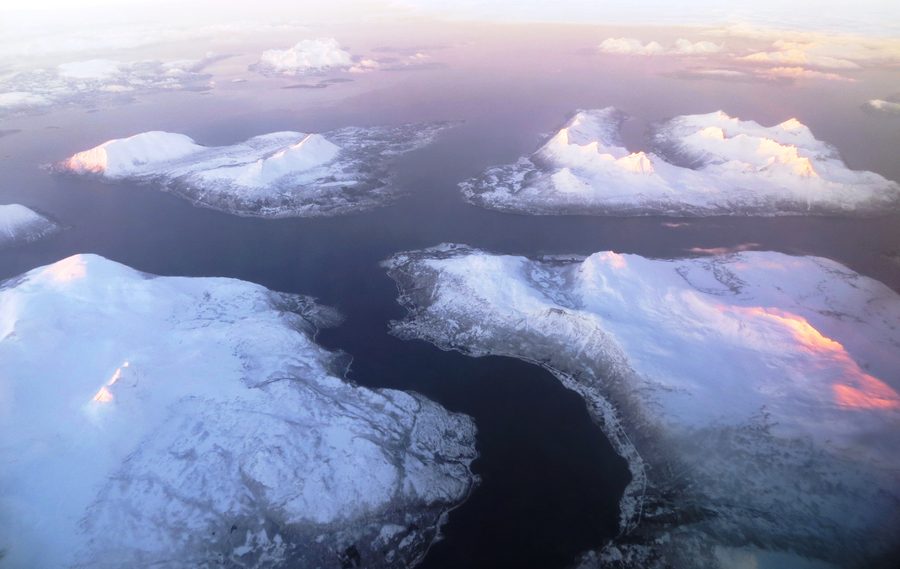 Veduta aerea delle isole Rolla e Andørja nel paesaggio dei fiordi di Ibestad