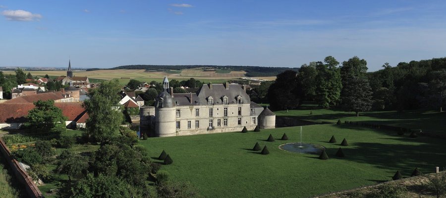 File:Chateau Etoges photo Auguet.jpg