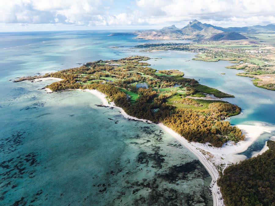Île aux Cerfs davanti a Mauritius con acqua turchese.