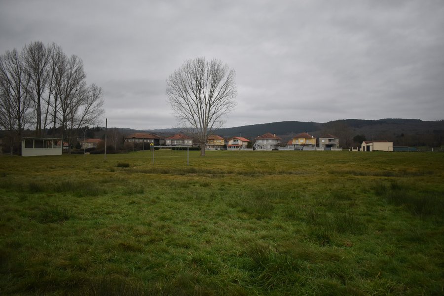 File:Campo de fútbol en Lodoselo, Sarreaus.jpg